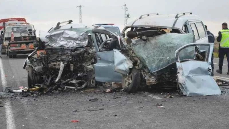 Konya'da kamyonet ile minibüs çarpıştı: Faik Türkmen, Hasım Hüseyin, Hıdır El Hüseyin, Fehime El Abud hayatını kaybetti