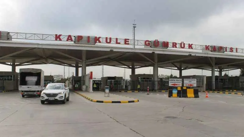 Türkiye'ye gelen gurbetçiler duygu dolu anlar yaşıyor