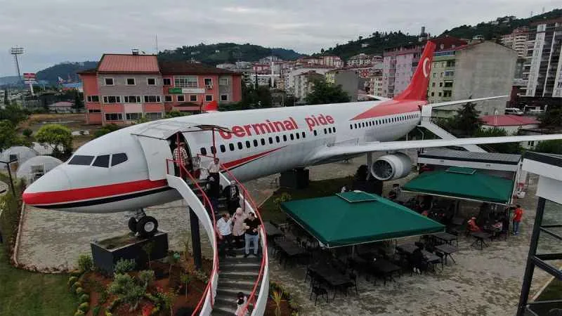 Pistten çıkan uçak pide salonu oldu