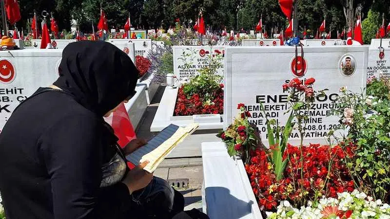 Şehit yakınları bayramın ilk gününde Edirnekapı Şehitliği'ni ziyaret etti