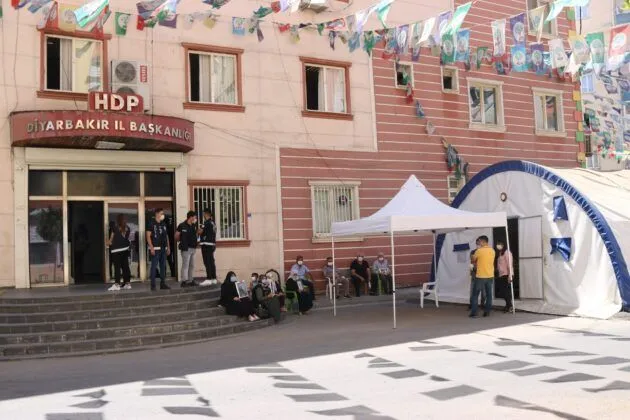 Evlat nöbetindeki ailelerin çığlıkları dinmiyor