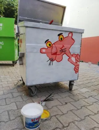 Çöp konteyneri çizgi kahramanlarla süsleniyor