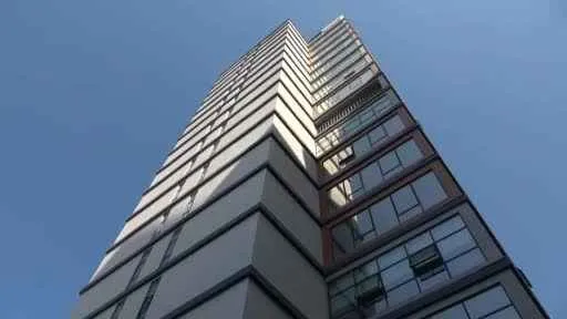 İş merkezinde 83 ofise elektrik şoku...14 katı yürüyerek çıkıyorlar