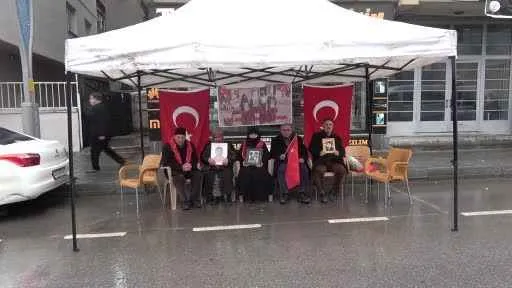 Aileler soğuk havaya rağmen evlat nöbetine devam ediyor