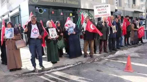 Vanlı annelerin evlat nöbeti sürüyor