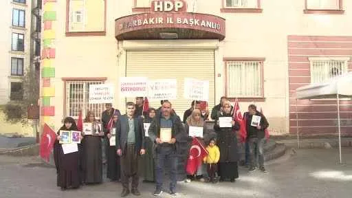 Bir aile daha evlat nöbetine katıldı