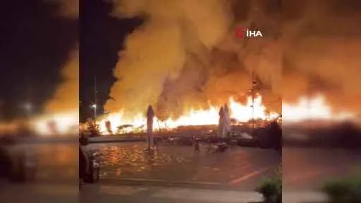 Beyoğlu Evlendirme Dairesi’nin bahçesinde korkutan yangın: Tahta yürüyüş yolu alev alev yandı