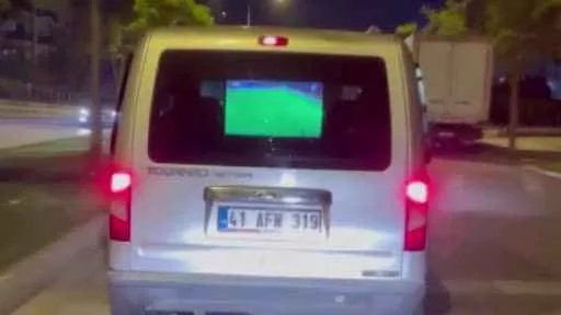 Sürücülerin yolda tehlikeli maç keyfi