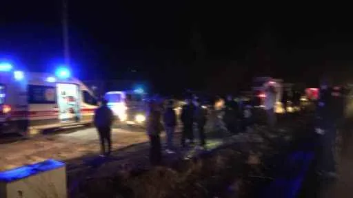 Kontrolden çıkan motosiklet taziyeden dönenlerin arasına daldı: 3 yaralı