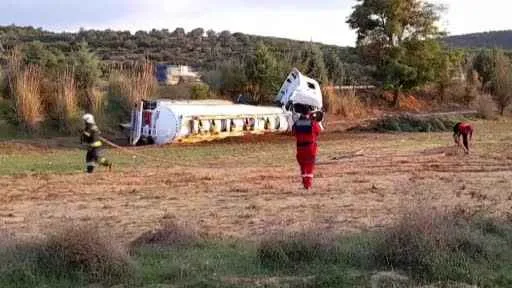 Jet yakıtı yüklü tanker yoldan çıkıp tarlaya uçtu: 3 yaralı