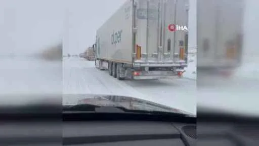 Ardahan-Çıldır Karayolu'nda kar ve tipi nedeniyle tırlar mahsur kaldı