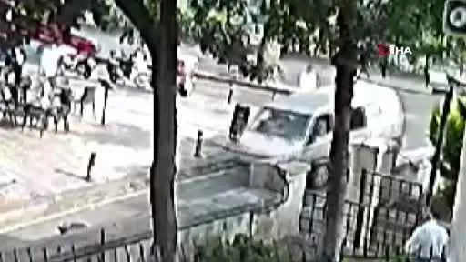 Fatih’ten silah sesleri yükseldi, motosikletli iki hırsız 10 bin doları gasp etti