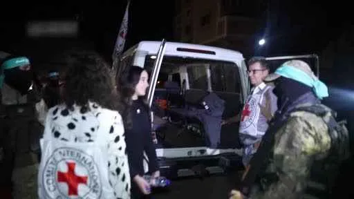 Hamas üyeleri ile İsrailli anne kızın sıcak vedalaşması dikkat çekti