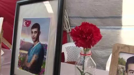 Evlat hasreti çeken aileler bayramı çadırda geçiriyor