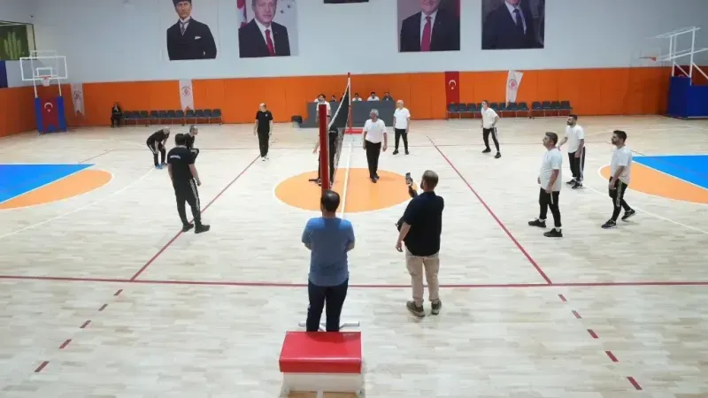 Başkan Yıldırım personelle voleybol oynadı
