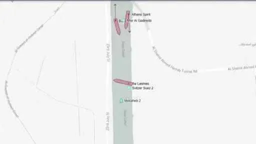 Süveyş Kanalı’nda petrol tankeri, karaya oturan LNG yüklü tankere çarptı