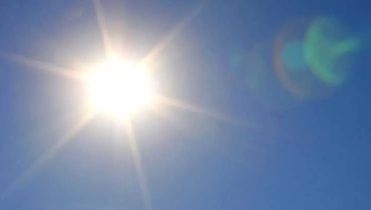 Türkiye’nin birçok bölgesinde kara kış etkisini gösterirken, turizm kenti Antalya’da yazdan kalma günler yaşanmaya devam ediyor. Havanın 19 derece, deniz suyu sıcaklığının ise 20 derece ölçüldüğü kentte, güneşli havayı görenlerin adresi dünyaca ünlü Konya