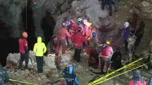 9 gün sonra mağaradan çıkartıldı