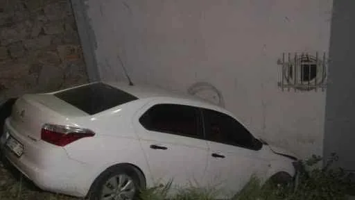 Pendik'te navigasyonun gösterdiği ara yola giren araç boşluğa düştü: 1 yaralı
