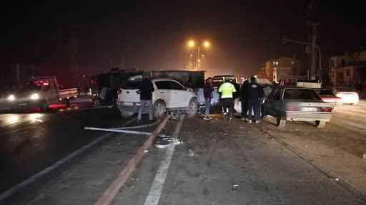 Konya’da devrilen tırdan savrulan mermerler araçlara çarptı: 5 yaralı