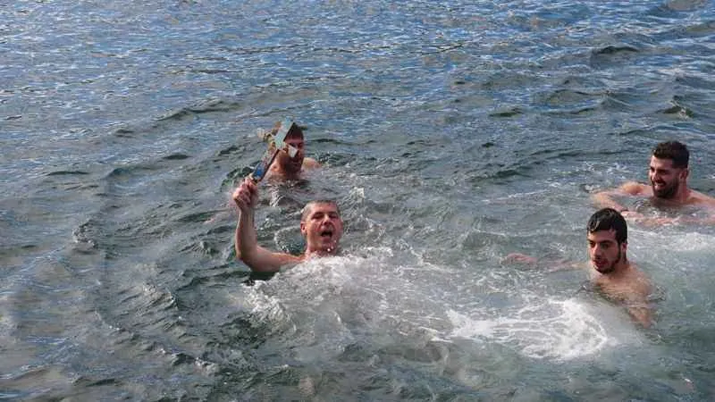 Büyükada sahilinde denizden haç çıkarma töreni