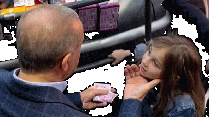 "Onlar seccadeye basıyorlar" diyen çocuğa Cumhurbaşkanından bayram harçlığı