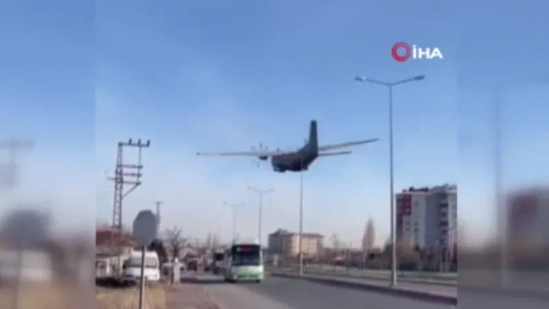 Eğitim uçağı acil iniş yaptı