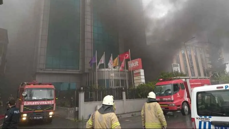 Akit Medya Grubu’nun bulunduğu binada çıkan yangın bugün de devam ediyor