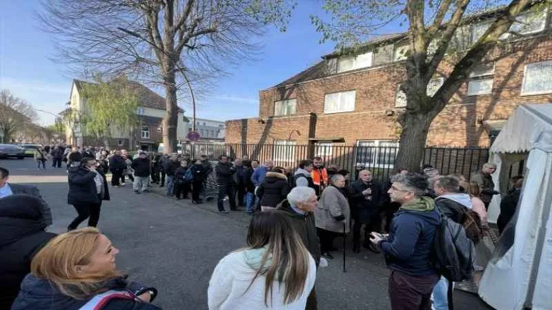 Almanya'da sandık merkezlerinde uzun kuyruklar oluştu