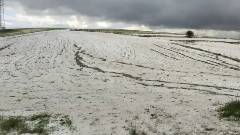 Ankara’da kuvvetli sağanak ve dolu yolları göle çevirdi