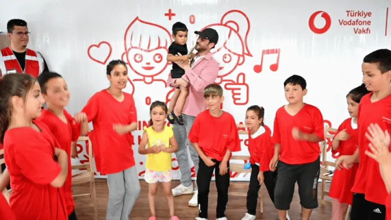 Aras Bulut İynemli depremzede çocuklarla buluştu