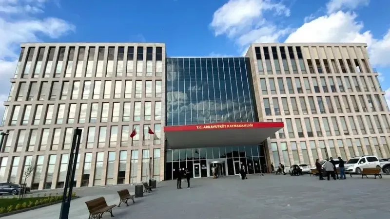 Arnavutköy Kaymakamlığı’na kurşun isabet etti, polis harekete geçti