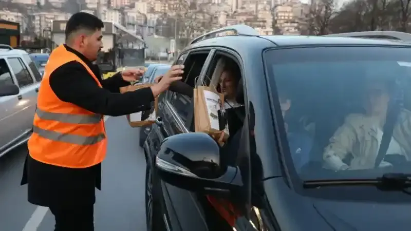 Eyüpsultan Belediyesi'nden trafikte kalanlara iftariyelik ikramı