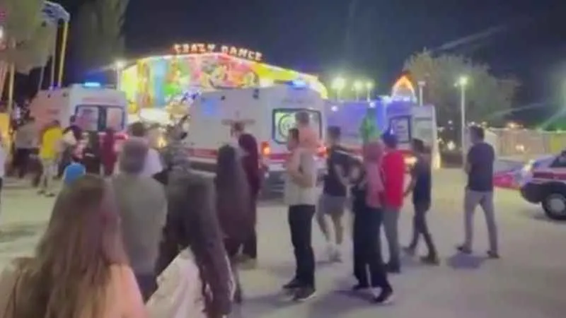 İzmir’de lunaparkta salıncak ağaca çarptı: 6 yaralı