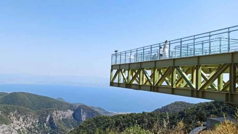 Kazdağları'ndaki cam seyir terasına ziyaretçi akını