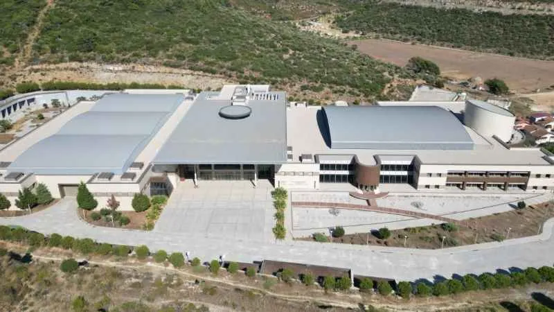 Kuşadası Efes Kongre Merkezi çürümeye devam ediyor