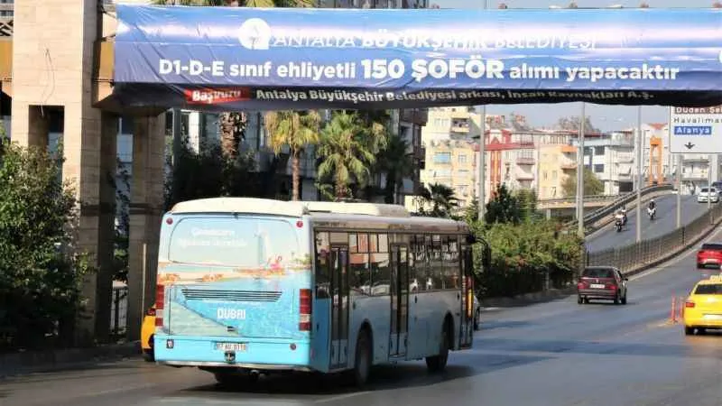 Antalya'da şoförsüz kalan toplu taşıma araçlarına dev afişler de çözüm olmadı