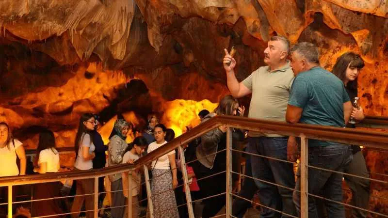 Turistlerin yeni gözdesi: Tulumtaş Mağarası