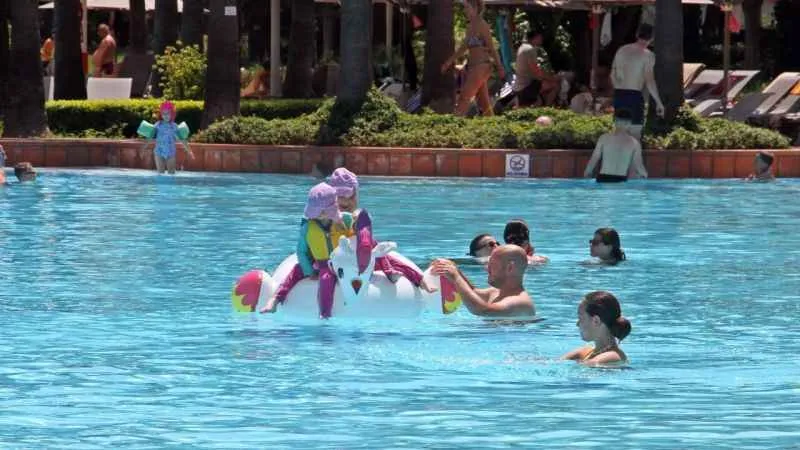 Antalya'da havuzlar denetlenip numune alınıyor