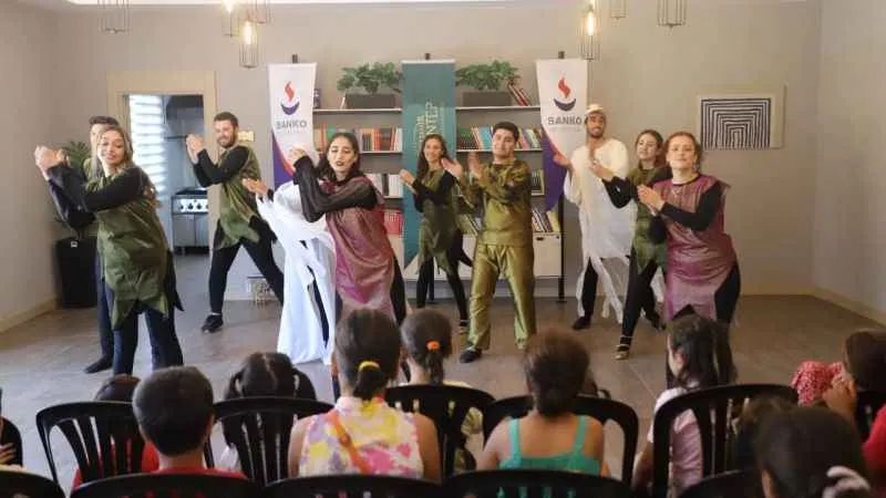 Depremzede çocuklara tiyatro etkinliği