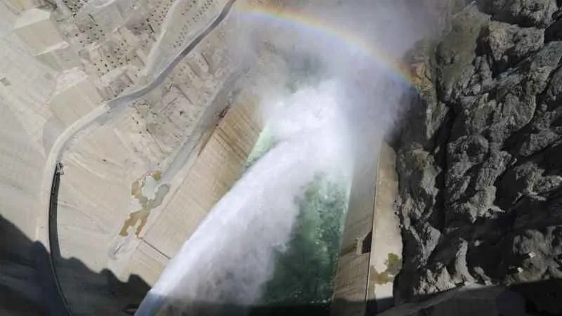 Yusufeli Baraj kapakları açıldı, gökkuşağı ortaya çıktı