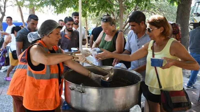 Kuşadası Belediyesi'nden 10 bin kişilik aşure hayrı