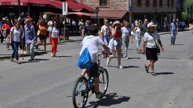 Turistler Eyyam-ı Bahuru takmadı