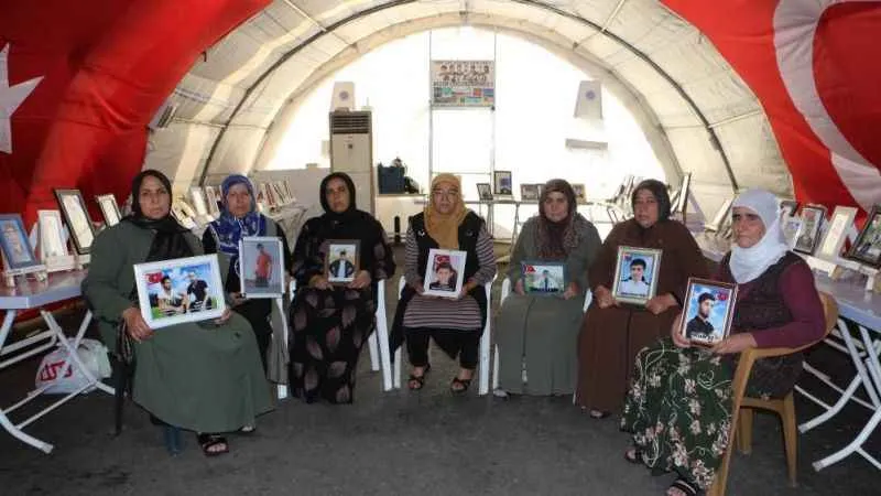 Sıcak havaya rağmen evlat nöbeti devam ediyor