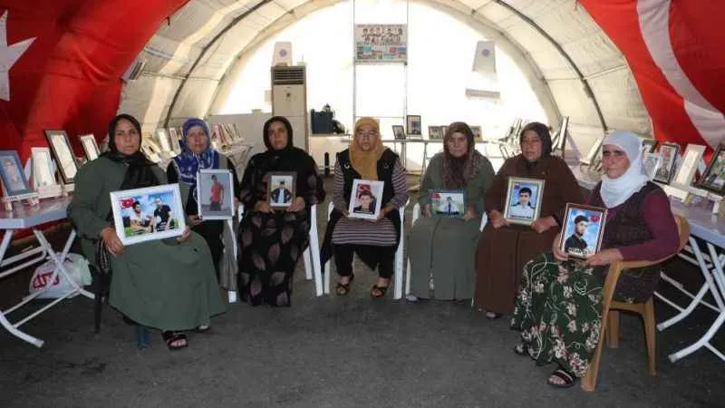 HDP önünde evlat nöbeti tutan aileler çocuklarını bekliyor