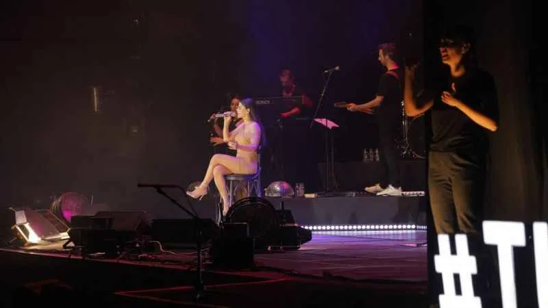 Turkcell Yıldızlı Geceler’de işaret diliyle konser