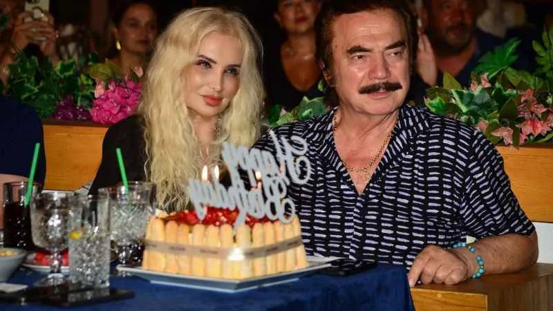 Özcan Deniz, Orhan Gencebay’ın doğum gününü sahneden kutladı