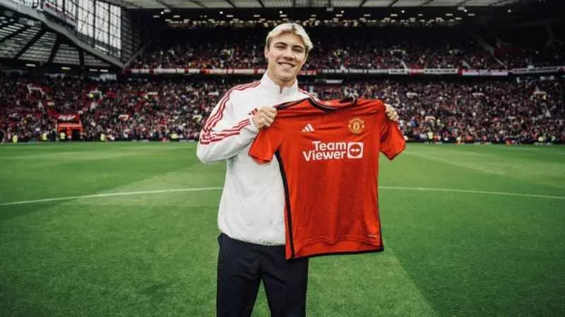 Rasmus Hojlund, Manchester United’a imzayı attı