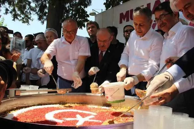 Bakan Yerlikaya esnafla buluştu aşure dağıttı