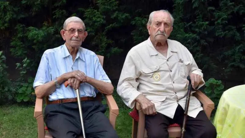 Yüzüncü yaşını 98 yaşındaki arkadaşıyla kutladı